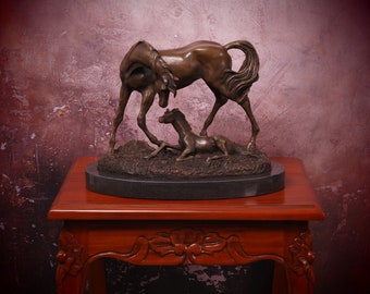 Majestic Bronze Sculpture of Horse and Foal - The Perfect Gift for Equestrian Enthusiasts