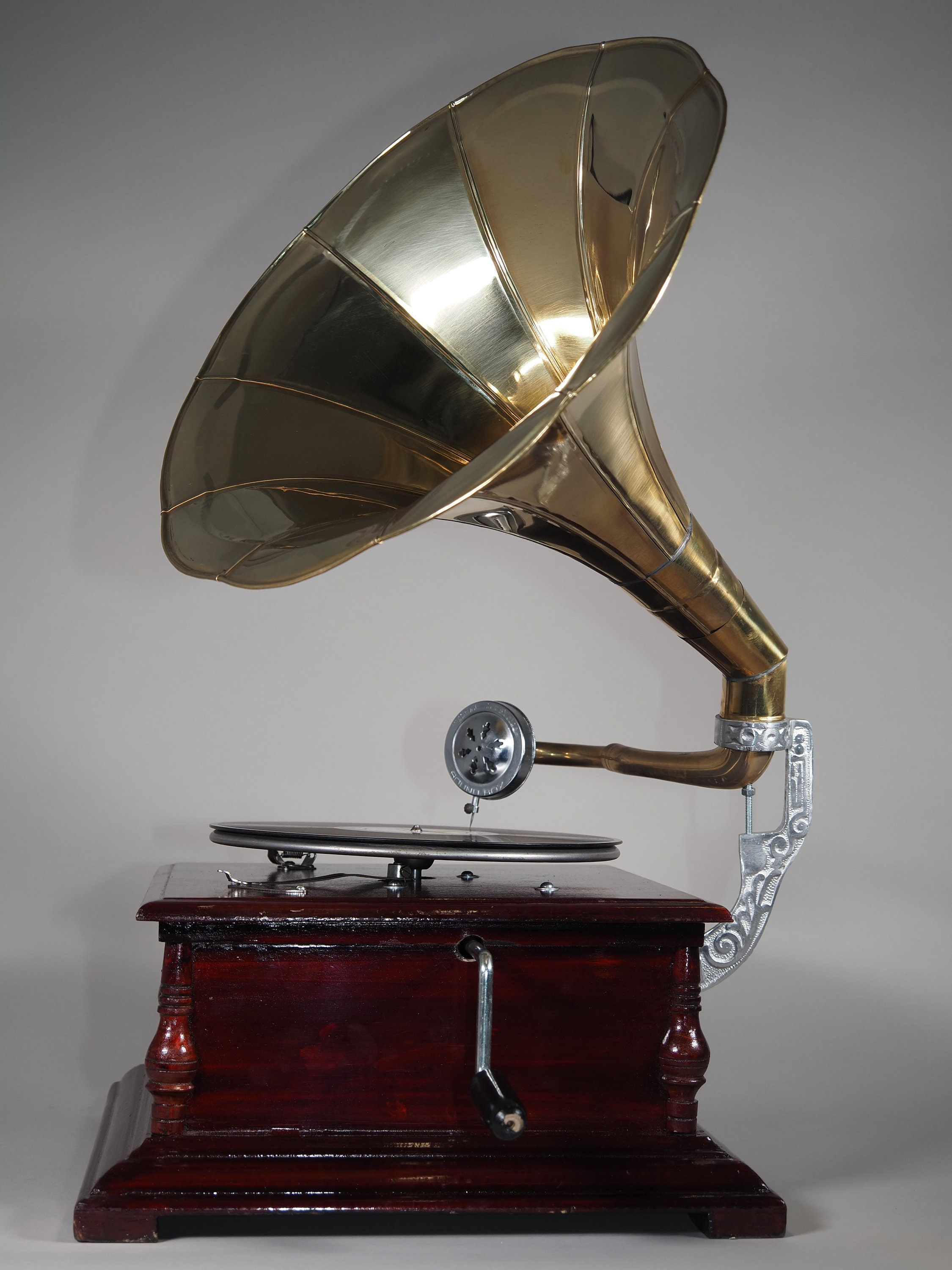 Magnifique Phonographe Vintage En Argent. Gramophone Rétro Avec
