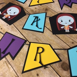 Op de afbeelding: Een kleurrijk spandoek met de woorden "It's a Party" in zwarte letters op verschillende gekleurde achtergronden. Het spandoek toont twee personages uit de film "Nightmare Before Christmas" met gestikte gezichten en rood haar.