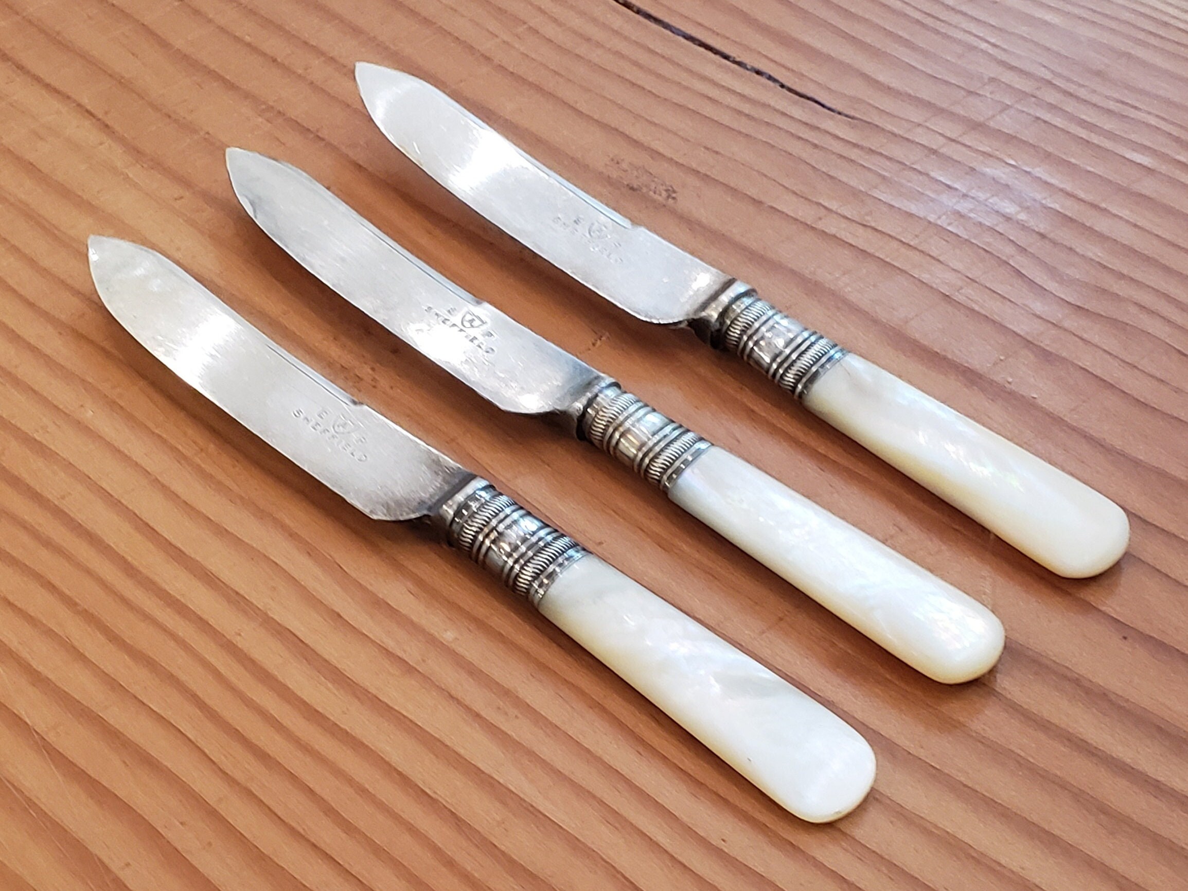 木彫ハンドル「シェフィールド」ヴィンテージのブレッドナイフ 木彫ハンドル「シェフィールド」ヴィンテージのブレッドナイフ 木彫