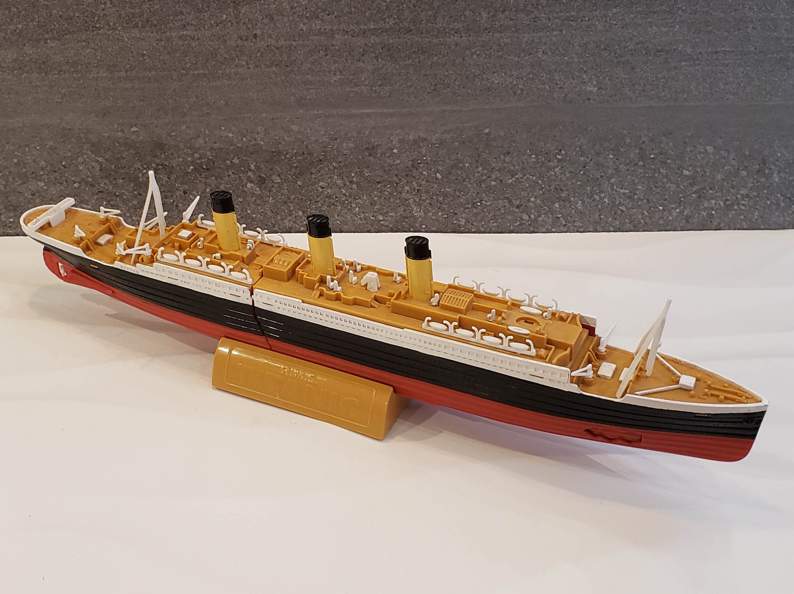 titanic sinking model toys