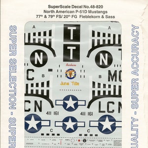 Könnte beinhalten: Eine Bogen mit Abziehbildern für Modellflugzeuge, mit Markierungen für die 77. und 79. Jagdstaffeln der 20. Jagdstaffel, North American P-51D Mustangs, mit den Namen "Barbara" und "June Tite" auf den Abziehbildern. Die Abziehbilder sind auf weißem Untergrund mit schwarzen, blauen, roten und gelben Farben gedruckt.