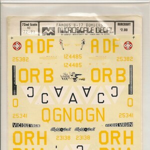 Op de afbeelding: Een vel met 1/72-schaal decals voor B-17-bommenwerpers. De decals bevatten verschillende markeringen, waaronder squadroninsignes, vliegtuignummers en neuskunst. De decals zijn gedrukt in geel, wit en zwart.