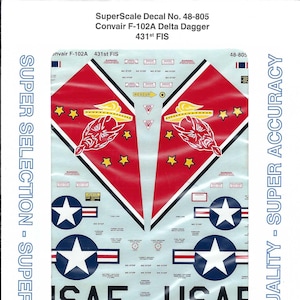 Może przedstawiać: Arkusz kalkomanii SuperScale do samolotu Convair F-102A Delta Dagger. Kalkomanie przedstawiają czerwone, białe i niebieskie wzory, w tym gwiazdy, diabelskie figury i tekst "ISAF", "USAF" i "J. S. AIR FORCE".