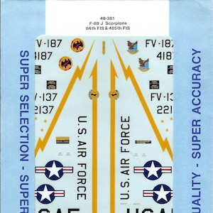 Puede incluir: Hoja de calcomanías para maquetas de aviones con marcas para los F-89J Scorpions, 84th FIS & 485th FIS. La hoja incluye varias marcas, incluyendo insignias de unidad, números de cola y marcas nacionales.