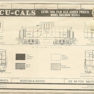 Puede incluir: Una hoja de calcomanías de modelismo ferroviario "ACCU-CALS" para locomotoras GE 44 toneladas. La hoja incluye diagramas de la locomotora, muestras de color y el texto "BOSTON & MAINE". La escala es HO.