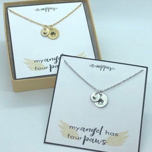 Puede incluir: Dos collares de plata con un dije de coraz&oacute;n y huella de pata. Los collares se muestran en cajas con el texto "mi &aacute;ngel tiene cuatro patas".