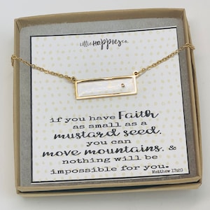Pu&ograve; includere: Collana d'oro con un ciondolo rettangolare bianco che contiene un piccolo seme dorato. La collana &egrave; in una scatola con una citazione: "Se hai fede anche piccola come un granello di senape, potrai dire a questo monte: 'Trasferisciti da qui a l&agrave;', e si trasferir&agrave;; e nulla ti sar&agrave; impossibile. Matteo 17:20"