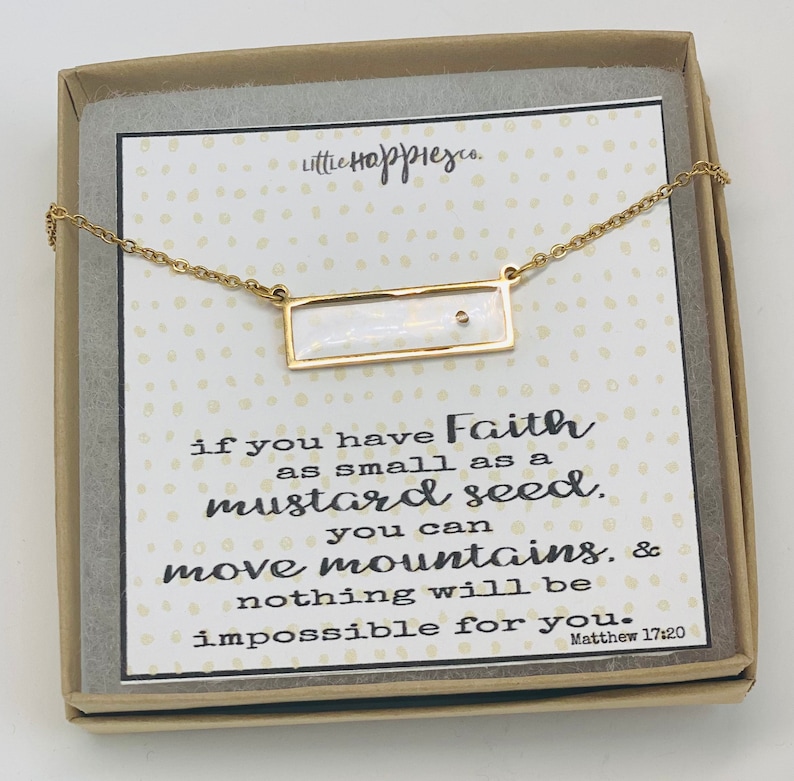 Pu&ograve; includere: Collana d'oro con un ciondolo rettangolare bianco che contiene un piccolo seme dorato. La collana &egrave; in una scatola con una citazione: "Se hai fede anche piccola come un granello di senape, potrai dire a questo monte: 'Trasferisciti da qui a l&agrave;', e si trasferir&agrave;; e nulla ti sar&agrave; impossibile. Matteo 17:20"