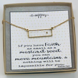 Pu&ograve; includere: Collana d'oro con un piccolo ciondolo rettangolare di vetro contenente un seme di senape. La collana viene fornita in una scatola con una citazione: "Se hai fede anche piccola come un granello di senape, potrai dire a questo monte: "Spostati da qui a l&agrave;", e si sposter&agrave;; e nulla vi sar&agrave; impossibile. Matteo 17:20"