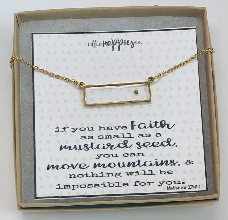 Pu&ograve; includere: Collana d'oro con un piccolo ciondolo rettangolare di vetro contenente un seme di senape. La collana viene fornita in una scatola con una citazione: "Se hai fede anche piccola come un granello di senape, potrai dire a questo monte: "Spostati da qui a l&agrave;", e si sposter&agrave;; e nulla vi sar&agrave; impossibile. Matteo 17:20"