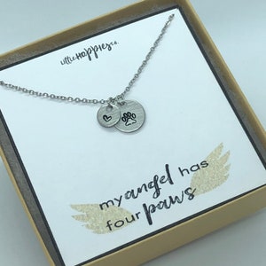 Puede incluir: Un collar de plata con un dije de coraz&oacute;n y un dije de huella de pata. El collar viene en una peque&ntilde;a caja con las palabras "mi &aacute;ngel tiene cuatro patas" y un ala de &aacute;ngel cubierta de brillantina.