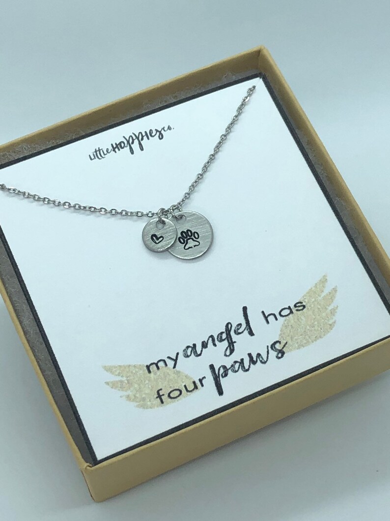Puede incluir: Un collar de plata con un dije de coraz&oacute;n y un dije de huella de pata. El collar viene en una peque&ntilde;a caja con las palabras "mi &aacute;ngel tiene cuatro patas" y un ala de &aacute;ngel cubierta de brillantina.