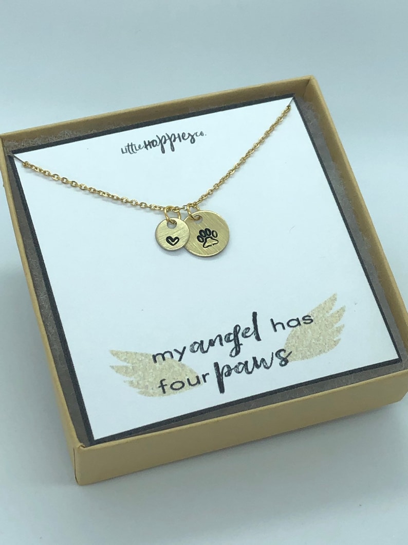 Puede incluir: Collar de oro con un peque&ntilde;o dije de coraz&oacute;n y un dije de huella de pata. El collar viene en una caja con el texto "mi &aacute;ngel tiene cuatro patas".