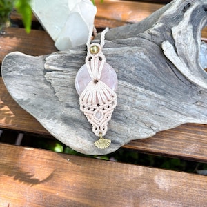 Macrame necklace – rose quartz