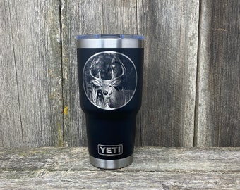 Weißwedelhirsch Yeti 900 ml Becher | Thermobecher | Geschenk für Ihn | Hirsch jagen Yeti | Weißwedelhirsch Jäger Becher | Jäger Tumbler