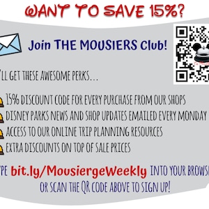 Op de afbeelding: Een grijs-witte afbeelding met een cartoonbel en de tekst "WANT TO SAVE 15%? Join THE MOUSIERS Club!"  Je krijgt deze geweldige voordelen... 15% kortingscode voor elke aankoop in onze winkels. Disney Parks nieuws en winkelupdates per e-mail elke maandag. Toegang tot onze online reisplanningsbronnen. Extra kortingen bovenop de verkoopprijzen. Typ bit.ly/MousiergeWeekly in je browser of scan de QR-code hierboven om je aan te melden!"