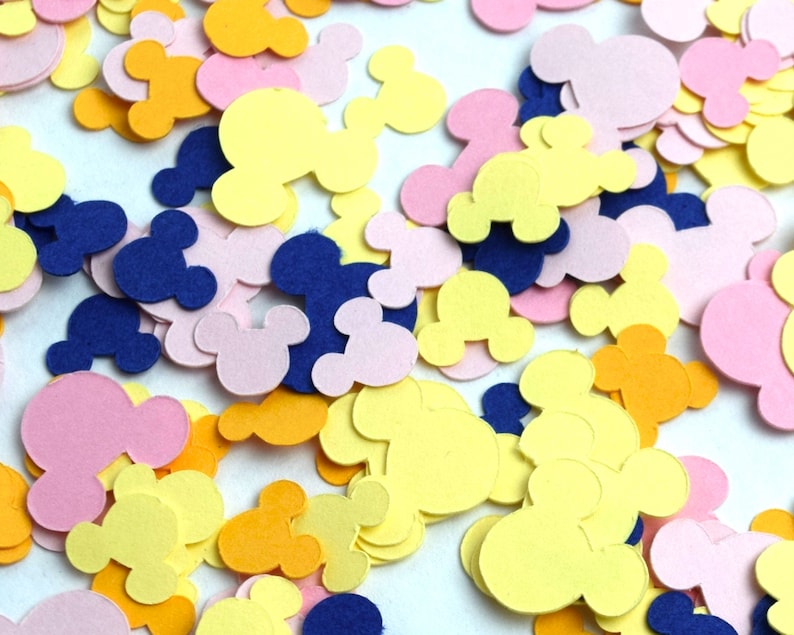 Puede incluir: Una dispersi&oacute;n de confeti de cabeza de Mickey Mouse de colores amarillo, rosa, azul y naranja.