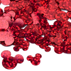 Op de afbeelding: Rode glitter confetti in de vorm van Mickey Mouse-koppen.