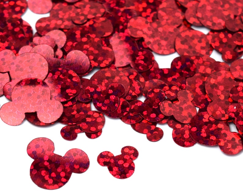 Op de afbeelding: Rode glitter confetti in de vorm van Mickey Mouse-koppen.