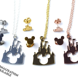 Puede incluir: Tres juegos de joyas con un colgante de castillo en plata, oro y oro rosa con un recorte de silueta de Mickey Mouse. Cada juego incluye un par de pendientes de bot&oacute;n de Mickey Mouse a juego.