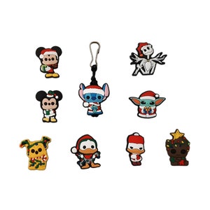 Könnte beinhalten: Ein Set mit 9 Weihnachts-Charakter-Anhängern mit Mickey Mouse, Stitch, Yoda, Jack Skellington und mehr. Die Anhänger sind aus Gummi und haben ein festliches Weihnachtsdesign.