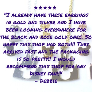 Puede incluir: Cinco estrellas para los pendientes de oro, plata, negro y oro rosa. La rese&ntilde;a dice: "Ya tengo estos pendientes en oro y plata y he estado buscando por todas partes los negros y los de oro rosa. &iexcl;Estoy tan contenta de que esta tienda tuviera ambos! &iexcl;&iexcl;&iexcl;Llegaron r&aacute;pido y el embalaje es precioso!!! &iexcl;Recomendar&iacute;a esta tienda a cualquier fan de Disney!!!" - Debbie