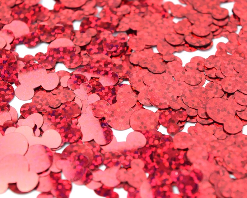 Op de afbeelding: Rode glitter confetti in de vorm van Mickey Mouse-koppen.