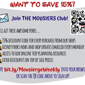 Puede incluir: Un gr&aacute;fico gris y blanco con una campana de dibujos animados y el texto "WANT TO SAVE 15%? Join THE MOUSIERS Club!"  Obtendr&aacute;s estas incre&iacute;bles ventajas... C&oacute;digo de descuento del 15% para cada compra en nuestras tiendas. Noticias y actualizaciones de los parques de Disney enviadas por correo electr&oacute;nico todos los lunes. Acceso a nuestros recursos de planificaci&oacute;n de viajes en l&iacute;nea. Descuentos adicionales adem&aacute;s de los precios de venta. Escribe bit.ly/MousiergeWeekly en tu navegador o escanea el c&oacute;digo QR de arriba para registrarte!"