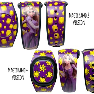 Op de afbeelding: Paarse MagicBand+ en MagicBand 2 met een ontwerp met Rapunzel uit Disney's Tangled. Het ontwerp bevat een patroon van gele lantaarns en zonnen. De MagicBand+ versie heeft een Mickey Mouse-icoon aan de voorkant. De MagicBand 2 versie heeft een effen paarse achtergrond.