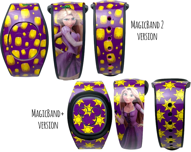 Op de afbeelding: Paarse MagicBand+ en MagicBand 2 met een ontwerp met Rapunzel uit Disney's Tangled. Het ontwerp bevat een patroon van gele lantaarns en zonnen. De MagicBand+ versie heeft een Mickey Mouse-icoon aan de voorkant. De MagicBand 2 versie heeft een effen paarse achtergrond.