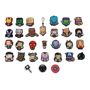 Könnte beinhalten: Ein Set mit 30 bunten Cartoon-Charakter-Schuh-Anhängern mit Marvel-Charakteren wie Iron Man, Hulk, Captain America, Thor und mehr.