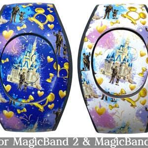 Peut inclure: Deux skins pour MagicBand 2 et MagicBand+ avec un fond bleu et blanc représentant un motif du château de Cendrillon, des oreilles de Mickey Mouse, des cœurs, des nœuds et des feux d'artifice. Le texte "for MagicBand 2 & MagicBand+" est en bas de l'image.