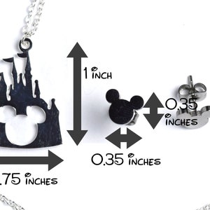 Puede incluir: Un collar de plata con un colgante con forma de castillo de Disney con las orejas de Mickey Mouse recortadas. El colgante mide 1 pulgada de alto y 0,75 pulgadas de ancho. Tambi&eacute;n se muestra un par de pendientes de plata con forma de orejas de Mickey Mouse. Cada pendiente mide 0,35 pulgadas de alto y 0,35 pulgadas de ancho.