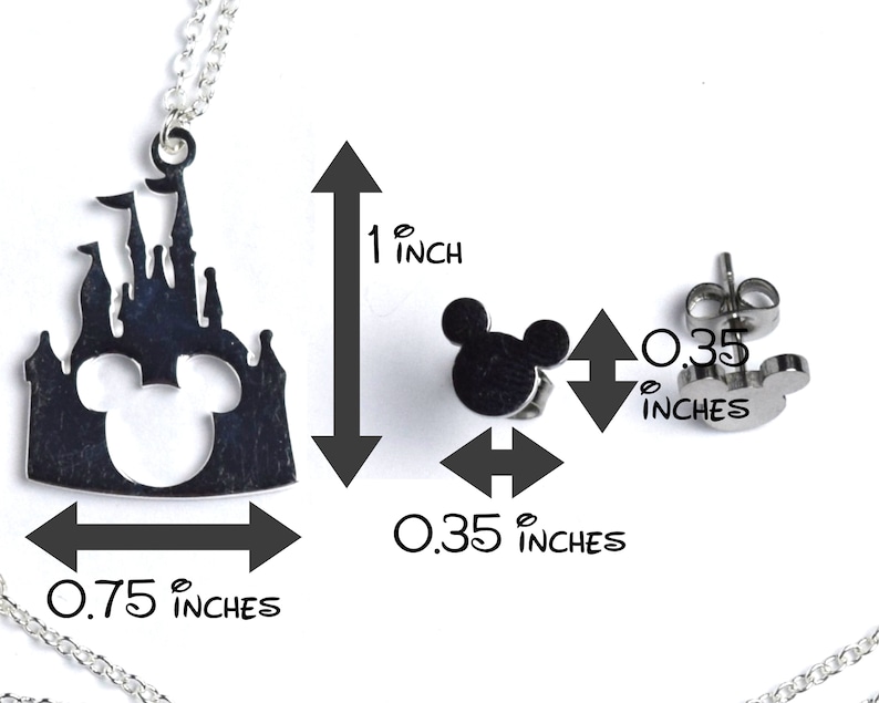 Puede incluir: Un collar de plata con un colgante con forma de castillo de Disney con las orejas de Mickey Mouse recortadas. El colgante mide 1 pulgada de alto y 0,75 pulgadas de ancho. Tambi&eacute;n se muestra un par de pendientes de plata con forma de orejas de Mickey Mouse. Cada pendiente mide 0,35 pulgadas de alto y 0,35 pulgadas de ancho.