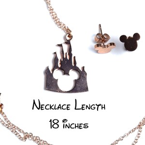 Puede incluir: Collar de oro rosa con un colgante de castillo y silueta de Mickey Mouse. El collar mide 45,7 cm de largo y viene con un par de pendientes de bot&oacute;n de Mickey Mouse de oro rosa.
