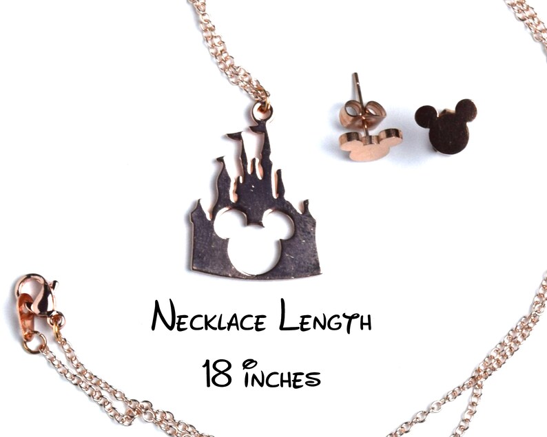 Puede incluir: Collar de oro rosa con un colgante de castillo y silueta de Mickey Mouse. El collar mide 45,7 cm de largo y viene con un par de pendientes de bot&oacute;n de Mickey Mouse de oro rosa.