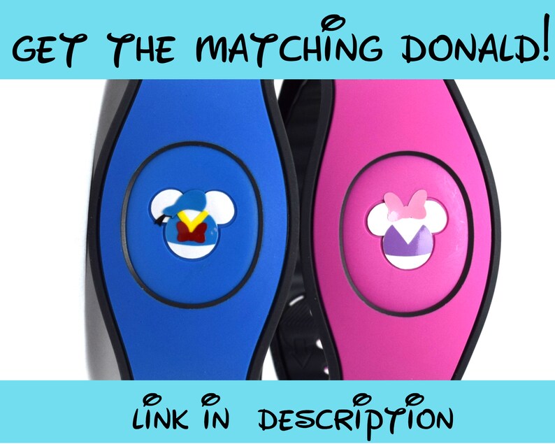Op de afbeelding: Twee Disney MagicBands, een blauwe met een Mickey Mouse hoofd dat een blauwe hoed en een rood vest draagt, de andere roze met een Minnie Mouse hoofd dat een roze strik en een paarse jurk draagt. De tekst "GET THE MATCHING DONALD!" staat bovenaan de afbeelding en "LINK IN DESCRIPTION" staat onderaan.