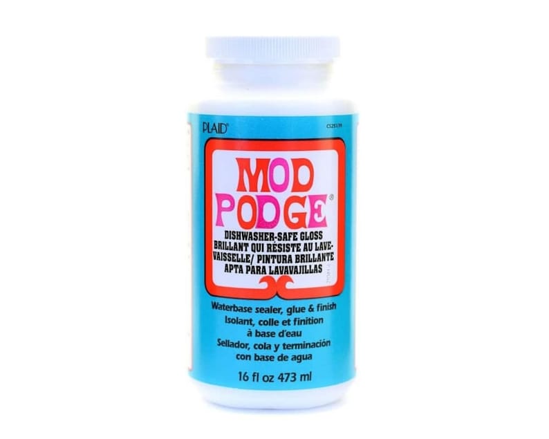 Może przedstawiać: Biała butelka Mod Podge Dishwasher-Safe Gloss, wodny środek uszczelniający, klej i wykończenie. Butelka jest niebieska i biała z nazwą produktu w czerwonych i r&oacute;żowych literach. Butelka zawiera 16 uncji płynu lub 473 mililitr&oacute;w.
