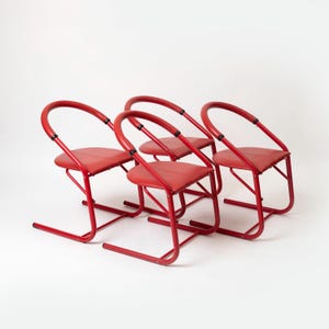 4er Set postmoderne Esszimmerstühle aus rot lackiertem Metall und Kunstleder, Italien, 1980er Jahre
