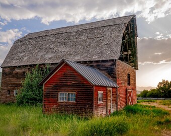 Digital Download Red Barn in Countryside Photo - Rustic Wall Art for Home Decor - Farmhouse Gift - Country Landscape - Rustic Barn Printable