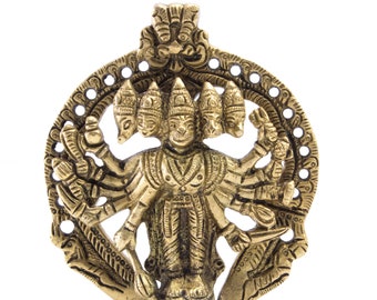 Könnte beinhalten: Eine goldfarbene Metallskulptur einer hinduistischen Gottheit mit vier Köpfen und mehreren Armen. Die Gottheit steht auf einem runden Sockel und ist von einem dekorativen Rand umgeben.