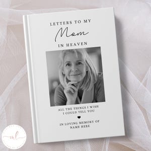 Op de afbeelding: Een wit boek met de tekst "Letters to My Mom In Heaven" en een zwart-witfoto van een vrouw. De tekst onder de foto luidt "All the things I wish I could tell you" en "In loving memory of Name Here".