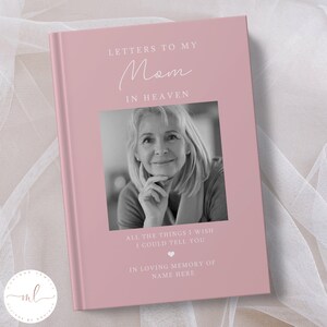 Op de afbeelding: Een roze boek met de titel "Brieven aan mijn moeder in de hemel". De omslag toont een zwart-witfoto van een vrouw en de tekst "Alle dingen die ik je wil vertellen" met een klein hartpictogram. De tekst "Ter nagedachtenis aan Name Here" is ook opgenomen.