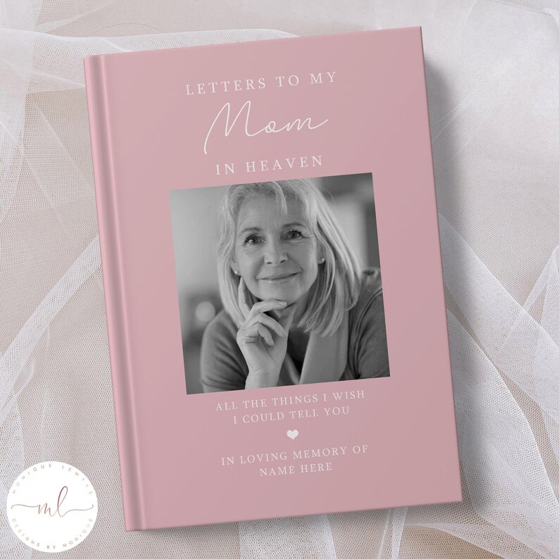 Op de afbeelding: Een roze boek met de titel "Brieven aan mijn moeder in de hemel". De omslag toont een zwart-witfoto van een vrouw en de tekst "Alle dingen die ik je wil vertellen" met een klein hartpictogram. De tekst "Ter nagedachtenis aan Name Here" is ook opgenomen.