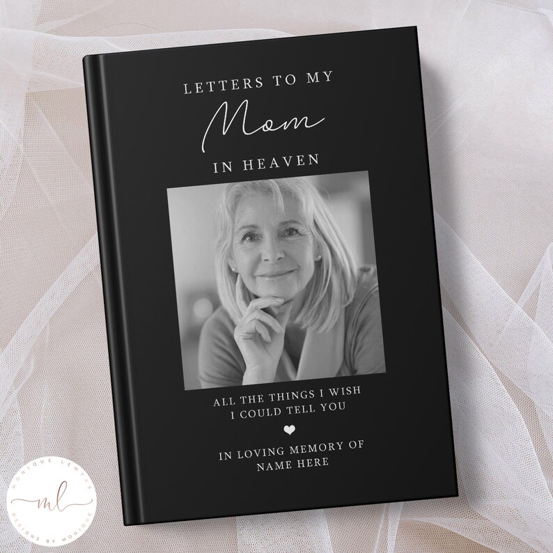 Op de afbeelding: Zwart journal met een witte foto van een vrouw en de tekst "Brieven aan mijn moeder in de hemel. Alles wat ik je wil vertellen. Ter nagedachtenis aan NAME HERE."