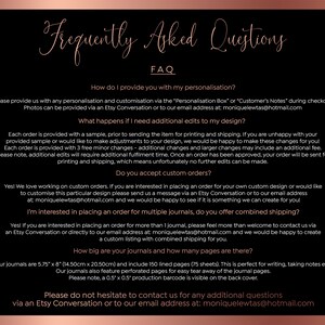 Op de afbeelding: Een pagina met veelgestelde vragen voor een journalwinkel. De pagina heeft een roze en witte achtergrond met een gouden tekstoverlay. De tekst bevat informatie over personalisatie, aangepaste bestellingen, gecombineerde verzending en de grootte en het aantal pagina's van het journal. Het e-mailadres van de winkel is: moniquelewtas@hotmail.com.