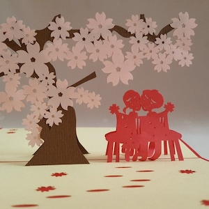 Coppie sotto i ciliegi in fiore carta Pop Up Kirigiami 3D carte Handmade uniqe compleanno, matrimonio, battesimo, anniversario, festa del papà