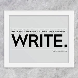 Puede incluir: Una impresión enmarcada con fondo blanco y texto negro que dice "WRITE HONESTLY. WRITE FEARLESSLY. WRITE TRUE. BUT ABOVE ALL... WRITE." y "THE WRITING MANIFESTO".