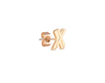 Puede incluir: Pendiente de botón con la letra X en tono dorado. El pendiente es de diseño simple y minimalista.